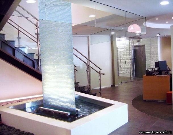 водопад по стеклу в интерьере офиса