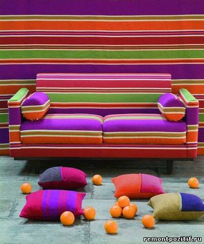 яркий полосатый диван