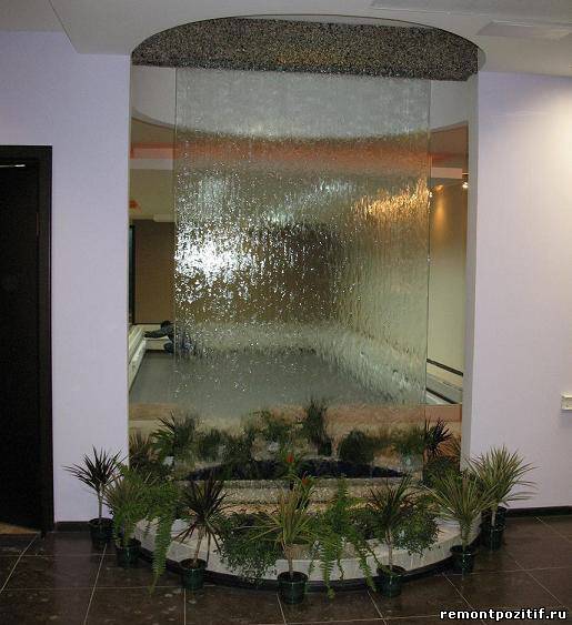 водопад по стеклу в дизайне интерьера